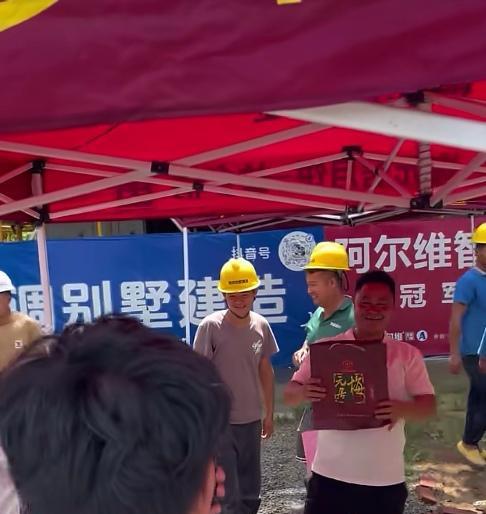 全红婵父亲全文茂给施工方工人发月饼、送福利、注册商标，被赞“最暖心业主”。
20