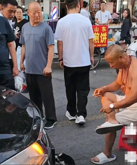 一只到处乱窜的狗被车撞死，一光膀子男拦住车，不让司机走，索要赔偿。关键是，他一没