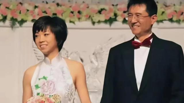 国乒三代大魔王张怡宁、王楠、李晓霞同框了，是谁竟然能同时请动三位大神？