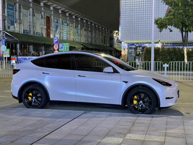 特斯拉modely
自己的车，越看越帅！