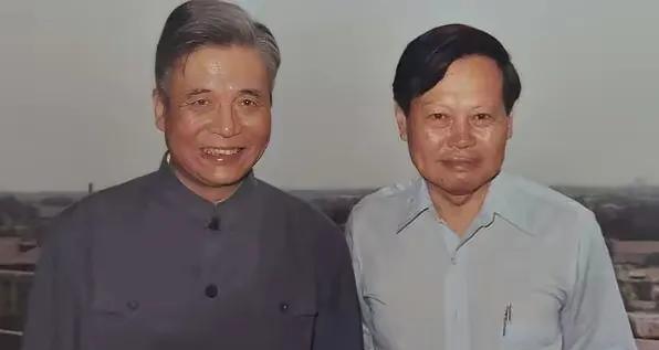 1986年，杨振宁来看望癌症晚期的邓稼先，他开玩笑地问：
