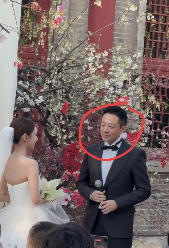 我问我老公，以他对男人的了解，汪小菲婚礼反应正不正常？
他瞅了一眼照片问，你还记