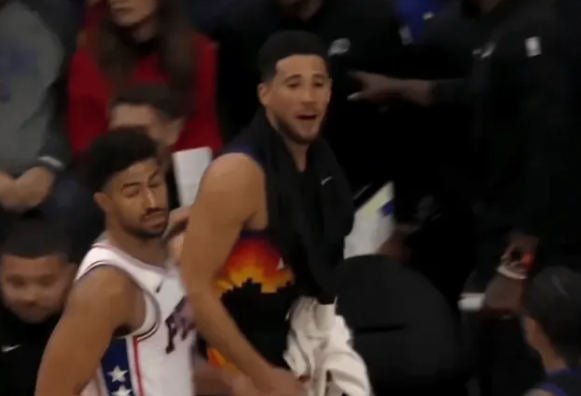 昨日NBA常规赛，太阳以116-110战胜76人。
比赛第三节末，杰伦-格林顶开