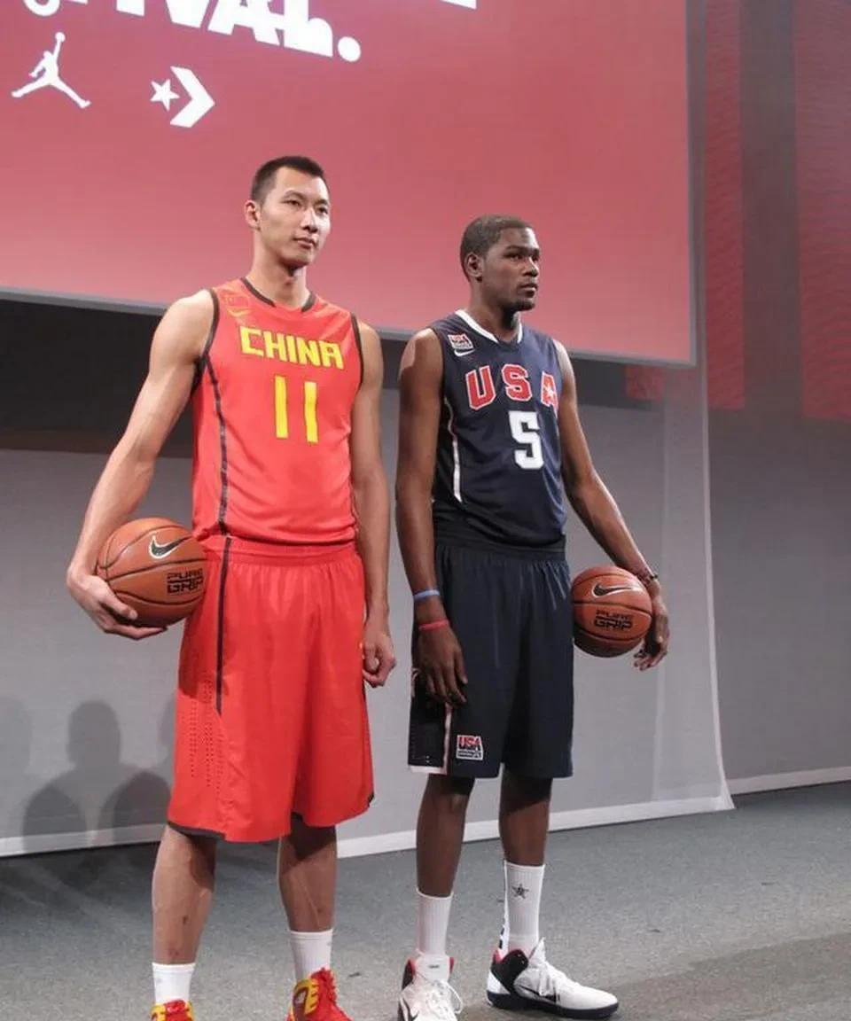 选秀：杜兰特榜眼，易建联第七位
身高：杜兰特2.11米，易建联2.12米
体重：