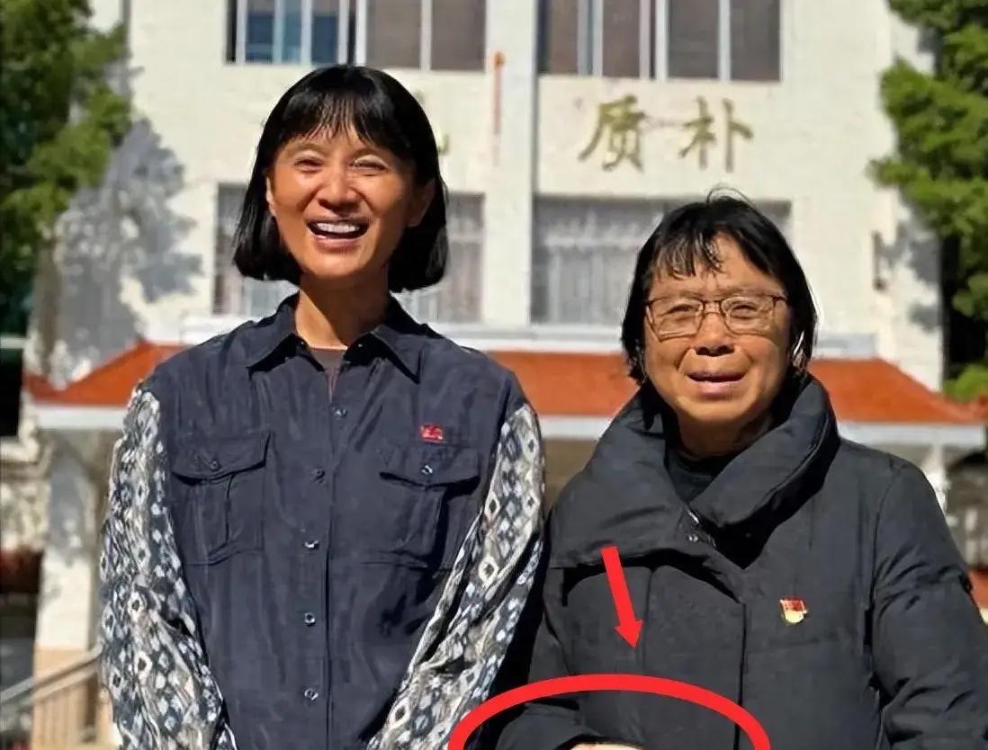 演员宋佳说：导演第一次找我演张桂梅校长的时候，我很惊讶，不知道能不能演好。
宋佳