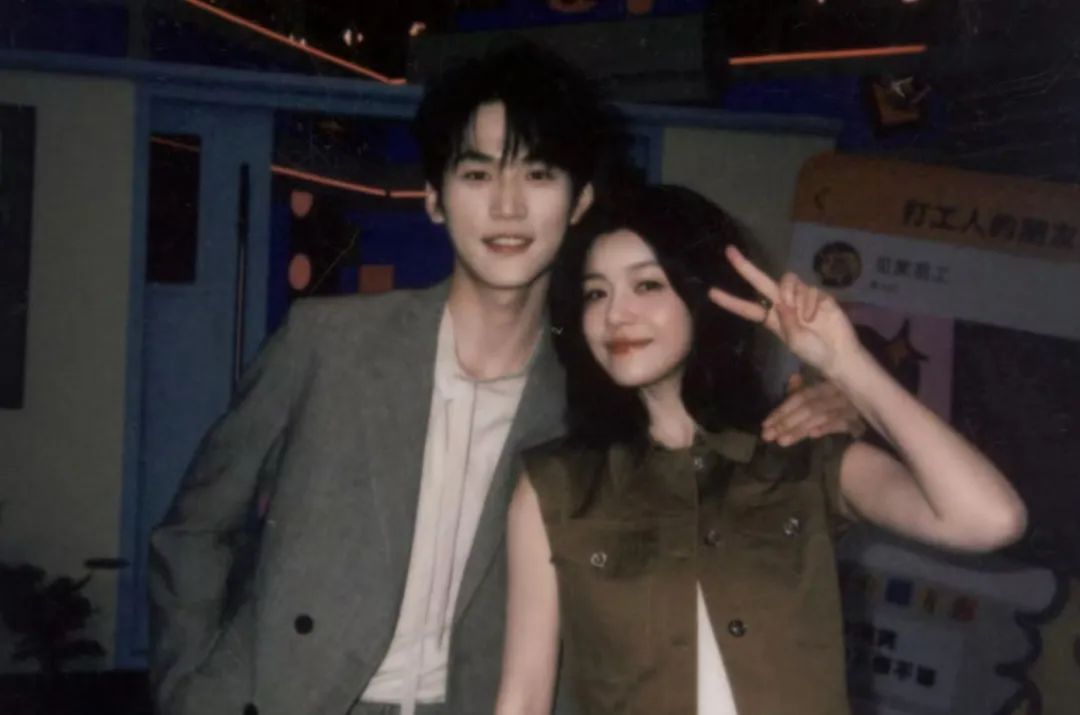 42岁陈妍希离婚后放得开，与小鲜肉录节目被抱在怀中，相差19