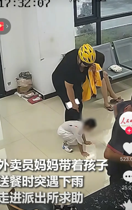 泪目！一位年轻妈妈，

亲手将自己年纪尚小的儿子“送进”了派出所，不是因为儿子犯