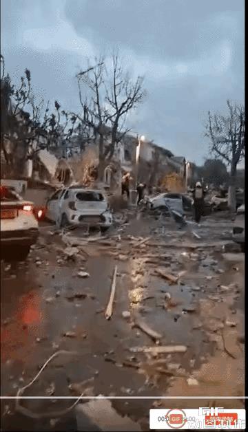 还行，这导弹硬是比小摩托厉害得多，小以子也终于尝到了点战争的酸爽了。
网友表示：