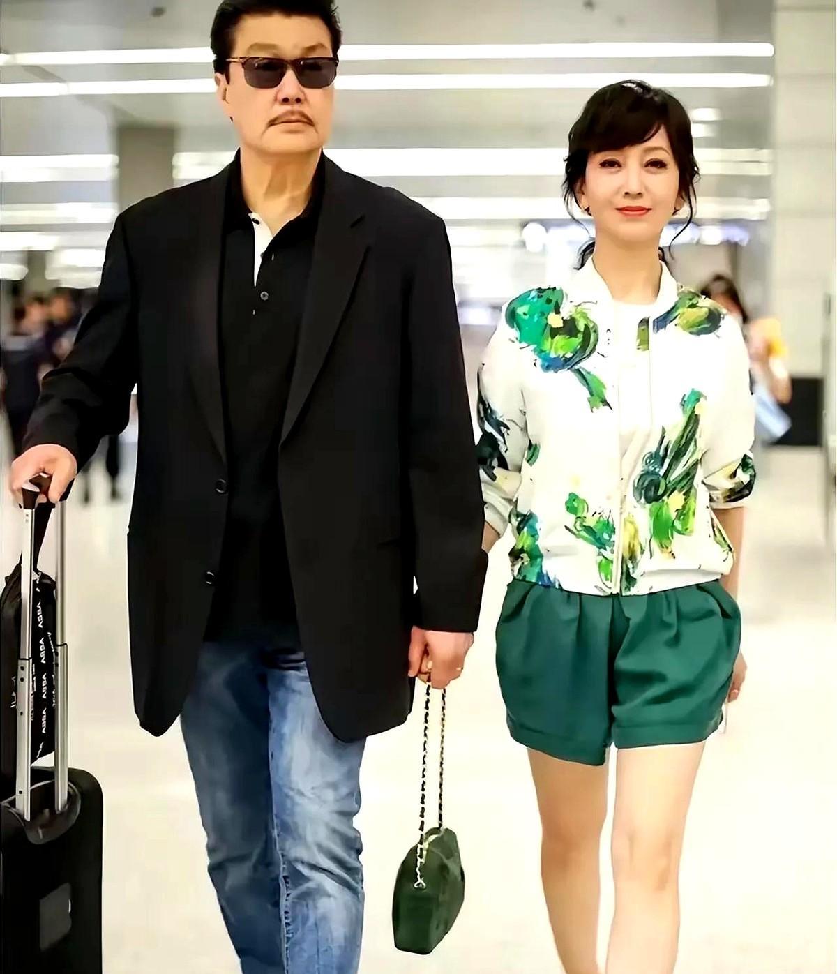赵雅芝和丈夫十指紧扣压马路被网友偶遇时 这对加起来140岁的夫妻愣是走出了偶像剧