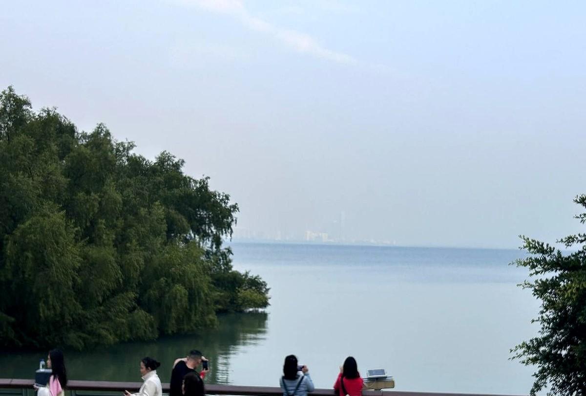 你发现没
会存在一个普遍现象
生活中总有些事像跷跷板
你越使劲往下压
对面的人就