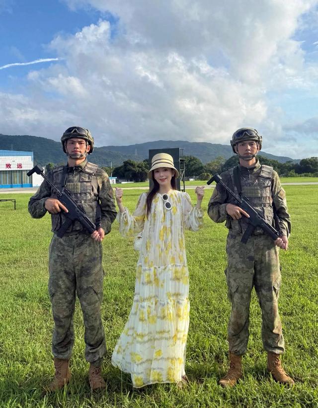方媛三胎肚子显怀了，她穿黄色印花长裙很有孕相，她爸妈陪她待产