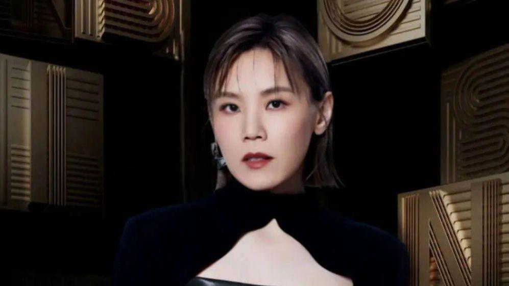 10年前，李佳薇被陈奕迅批评唱歌没有感情