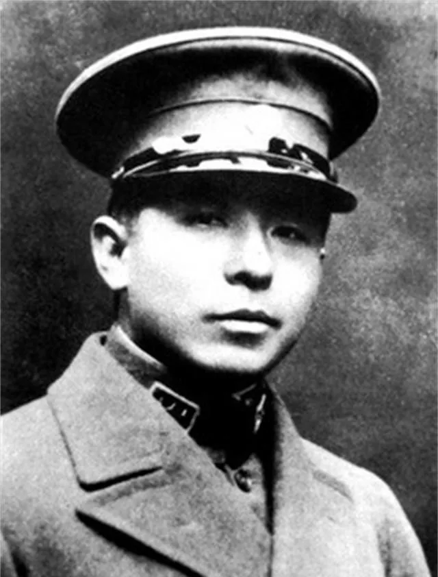1938年，张学良进城理发，路上碰到一个中校，中校激动地对他说：“少帅！”此话一