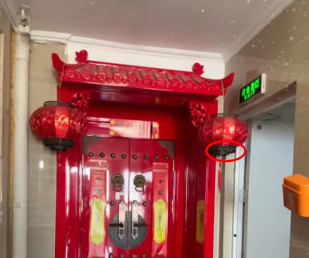河北，一名女子出差了一个月回到家中，发现邻居换了一个入户门，整个门都是鲜红色的，