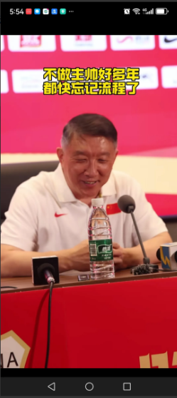 最近有不少球迷在网络上痛批女篮主教练宫鲁鸣亚洲杯弃用老将李梦。说宫指导是在公报私
