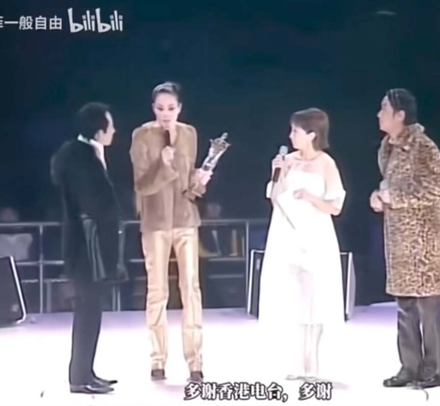 没有对比看不出来，原来王菲这么高，一米七以上吧。
