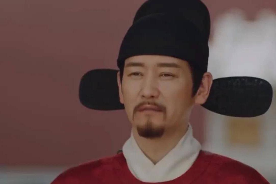 1590年大年初一，内阁首辅申时行刚给万历拜完年，前脚还未踏出宫门，就被一个太监