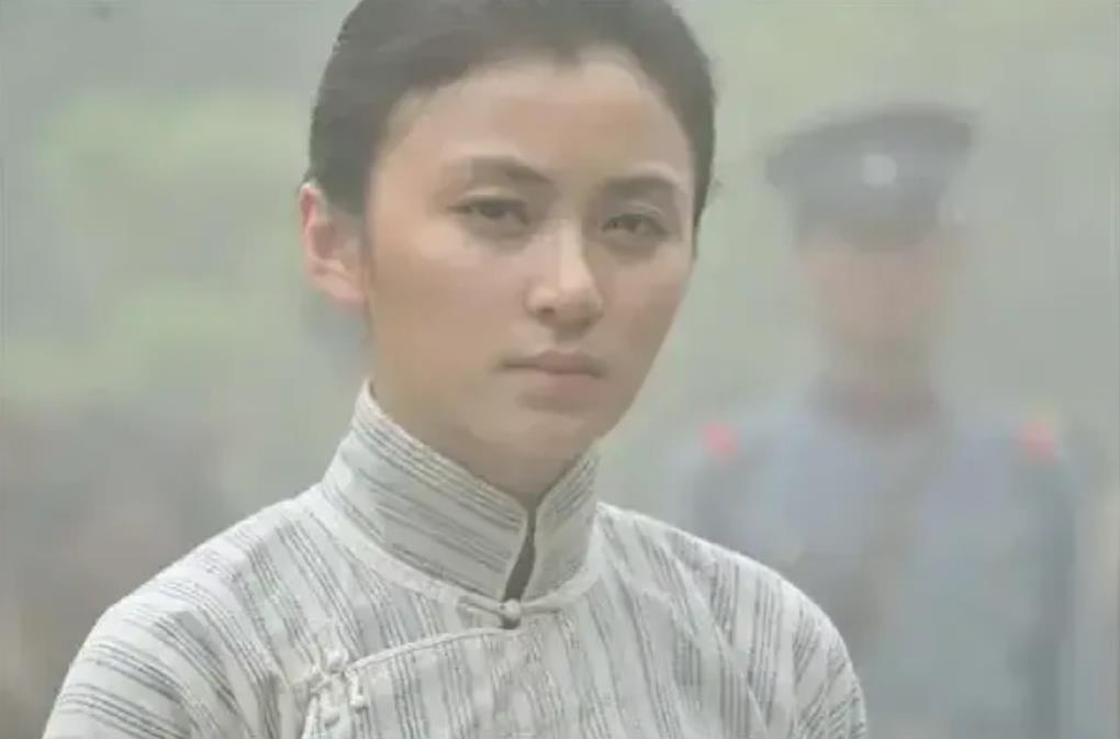 1928年，贺龙的妹妹贺满姑被敌人捆绑在木桩上，敌人竟然用锋利的刀片割她身上的肉