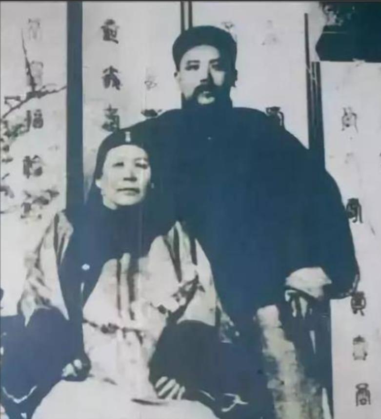 1901年，直隶总督袁世凯母亲去世，他回乡葬母。哪料，袁家族长袁世敦却厌恶的说：