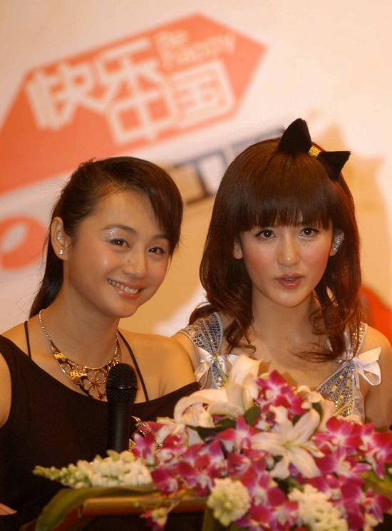 曹颖谢娜一张合影，两枚才女，青春靓丽，年轻真好。