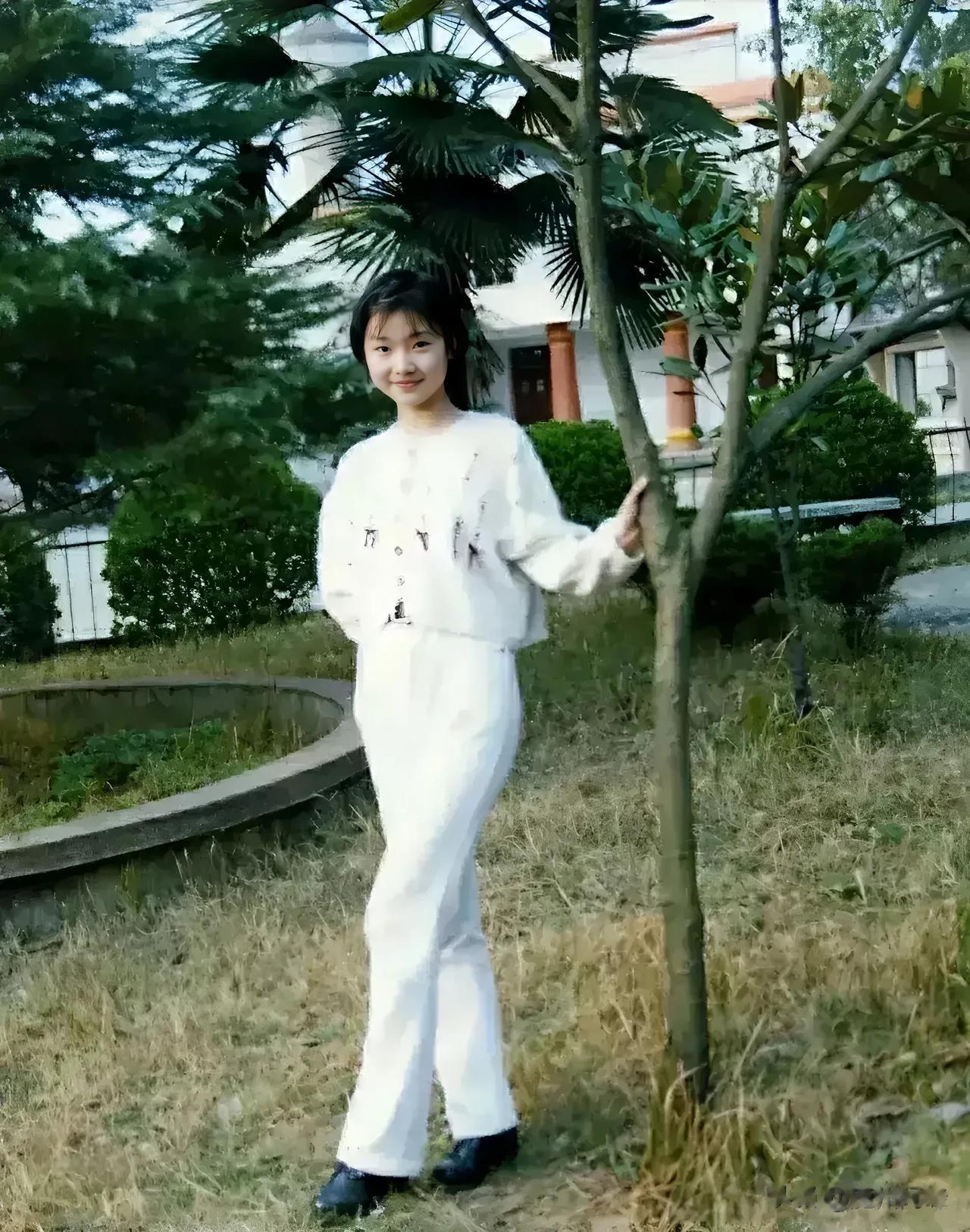 还在读书时期的柳岩，那个时候的她，看起来好可爱。

照片中可以看到柳岩还是一个小