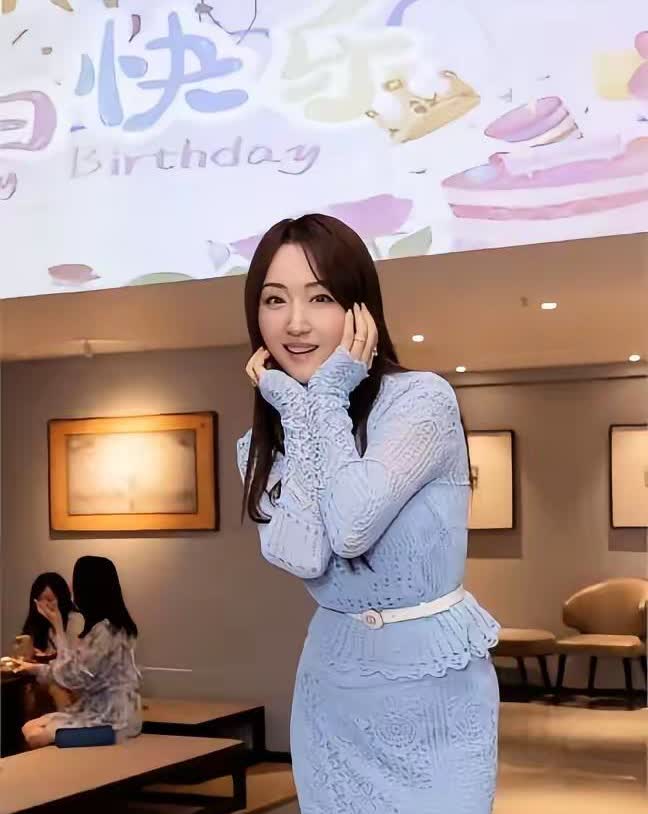 53岁的杨钰莹还真是冻龄啊!身材保持很好，脸也没有苍老的那种感觉，可能是心态比较