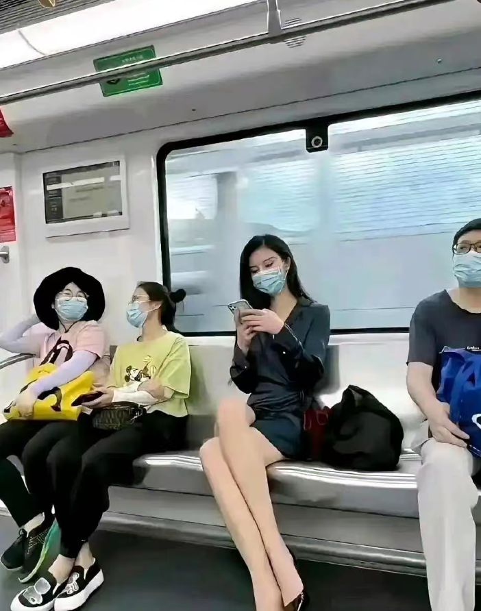 为什么她们身边没人敢坐呢？