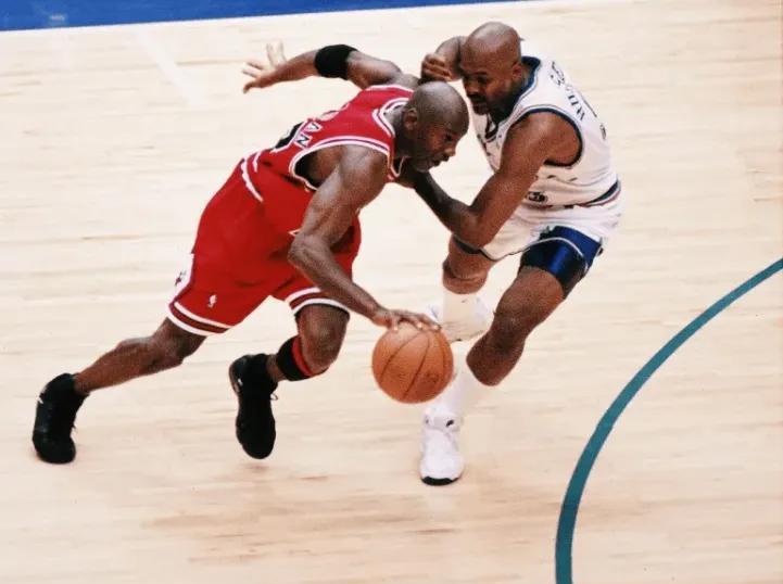 #你心目中最好的NBA关键先生是谁#1998年6月15日，乔丹穿着AJ14狂砍4