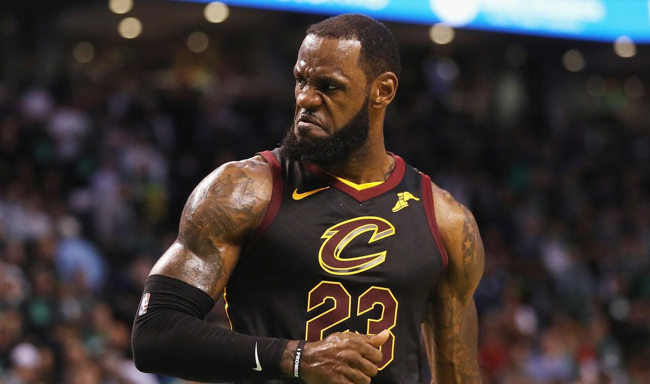 詹姆斯被投诉！
NBA知名解说员杨毅近期投诉詹姆斯，他表示詹姆斯架子最大，曾经在