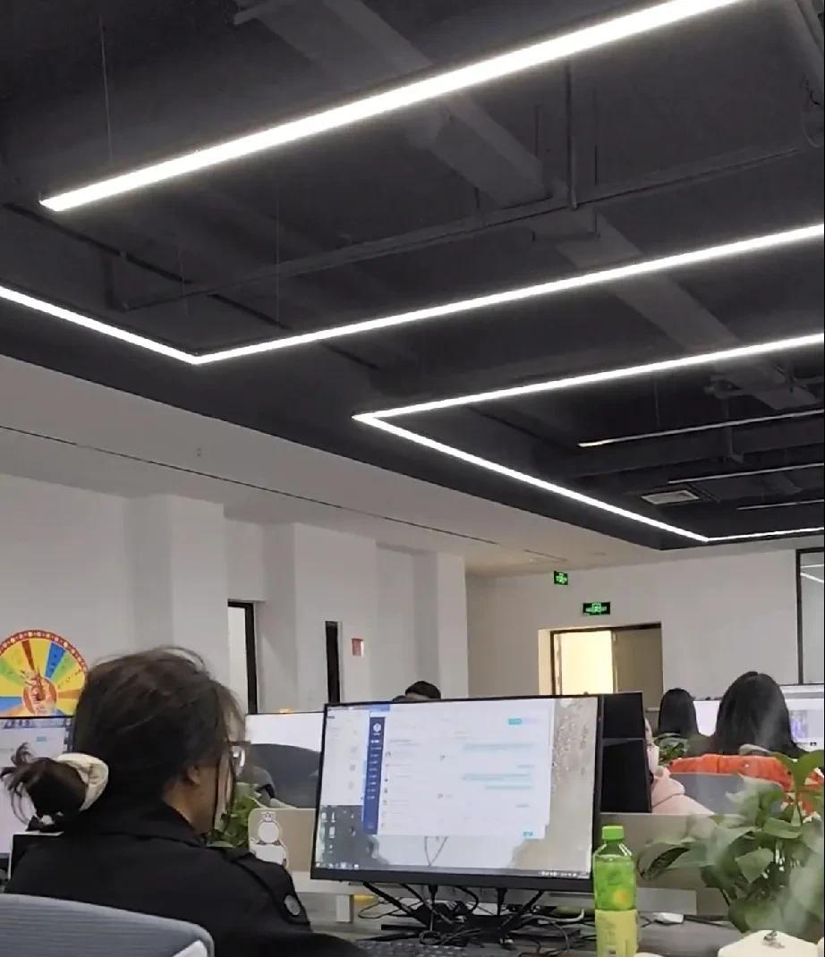 告诉大家一个秘密，要想占公司一些擦边的便宜，最稳妥的做法就是别问直接干，因为很多