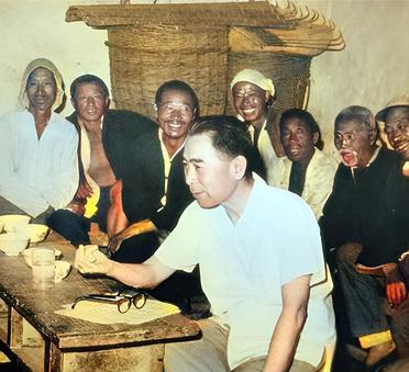 这是1961年5月，周总理来到河北石家庄农村与农民坐在一起亲切交谈。当时，农民的