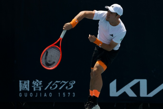 澳网男单资格赛第二轮，吴易昺6-4/6-4击败梅西亚，闯进决胜轮，将迎战博耶or