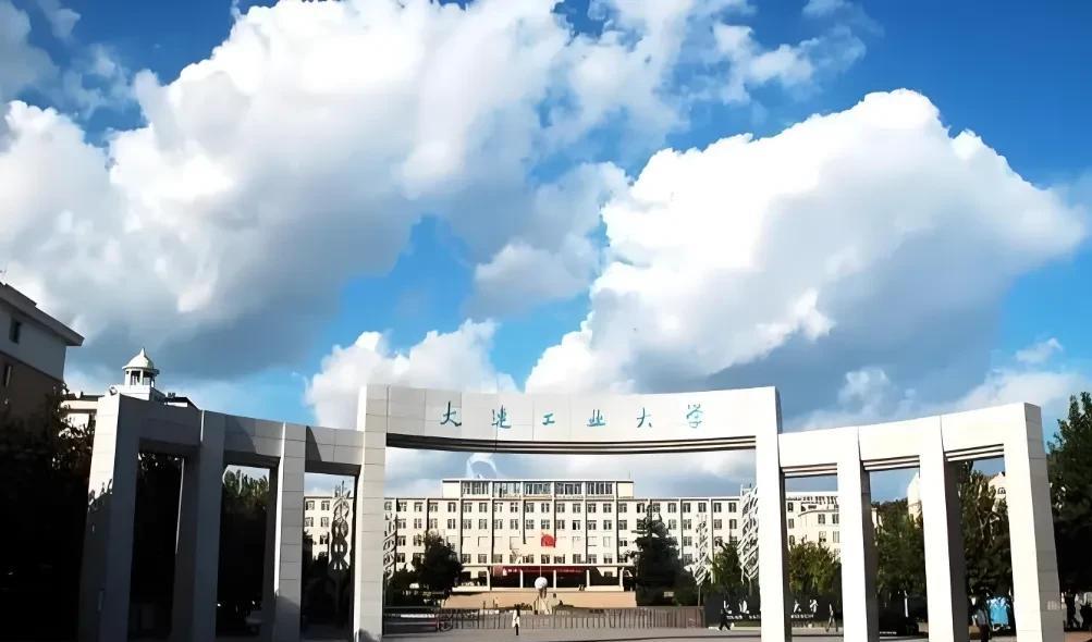 一些大V和律师认为大连李同学私德有污但并不犯法，学校直接公布学生姓名的行为不妥。