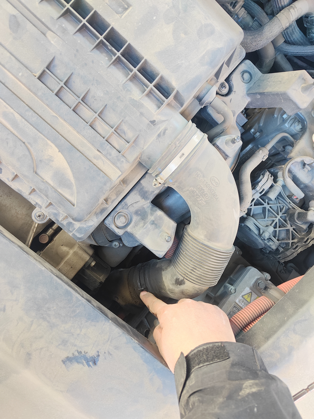 17款宋DM发动机进气管连接处没有紧固
因为我保养的这家比亚迪店滤芯没货，所以我