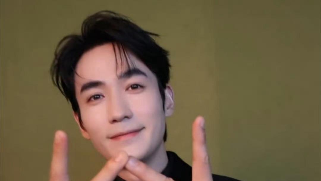 朱一龙帮宋佳“撕名牌”，金鸡奖现场上演暖心一幕！