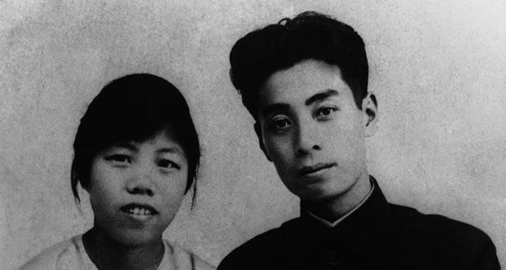 “请问您看见一位外地来的女学生模样的姑娘了吗？”
1925年8月的一天，广州街头
