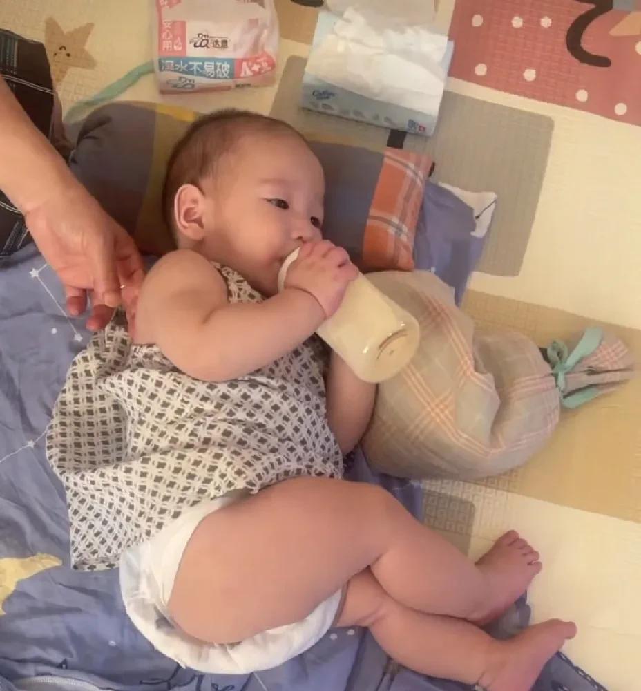 退休生活：爷爷奶奶对小宝真是太用心了。
爷爷奶奶的家平日里，干干净净，整整齐齐，