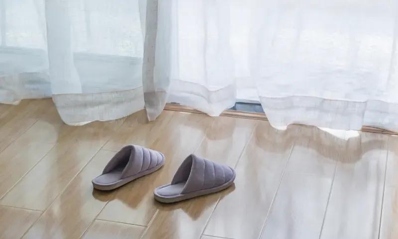 楼上那家可真能折腾！拖鞋哒哒哒，小孩咚咚跑，半夜还挪家具！上去找过一回，那大姐倚