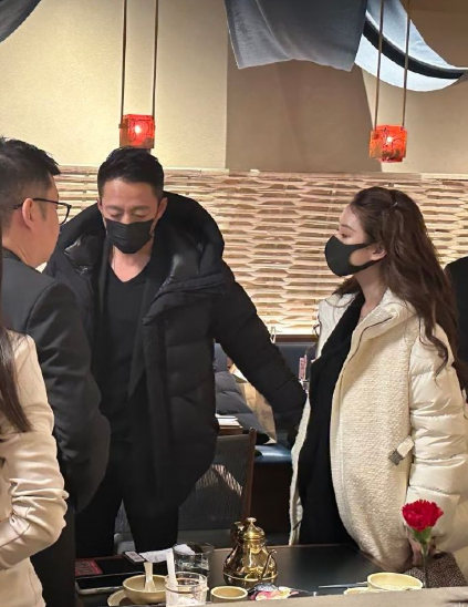 筱梅挺大肚又陪老公出来工作啦， 好漂亮的孕妈妈，状态也好好哦，精致的女生 ​​​