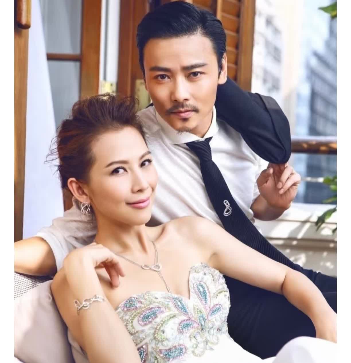大家都被蔡少芬骗了 ，
全网都在羡慕她找到了个好老公，
我就特意去查了一下，