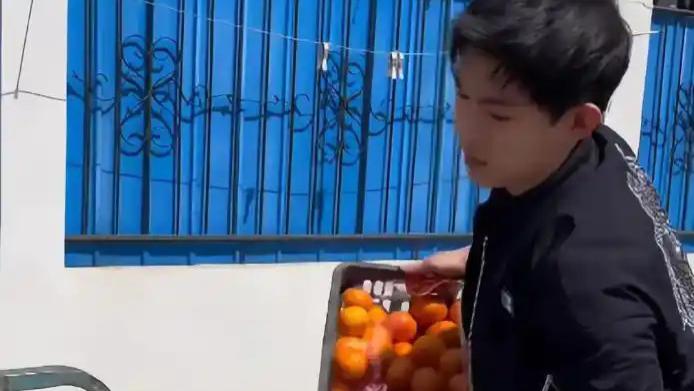 不忘初心！ 不卑不亢拒绝行业潜规则！29岁男星退圈回老家摆摊