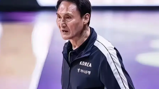 韩国这位男篮教练还真执着呀，他们已经被中国男篮淘汰出局，没有着急着回韩国，而是出