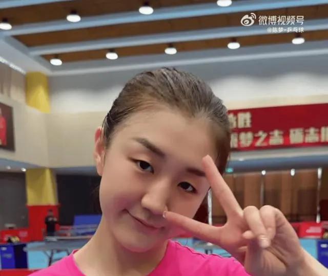 陈梦回来了！
半年球台空着，全网都在问：她去哪儿了？
昨晚训练馆灯突然亮起，她拎
