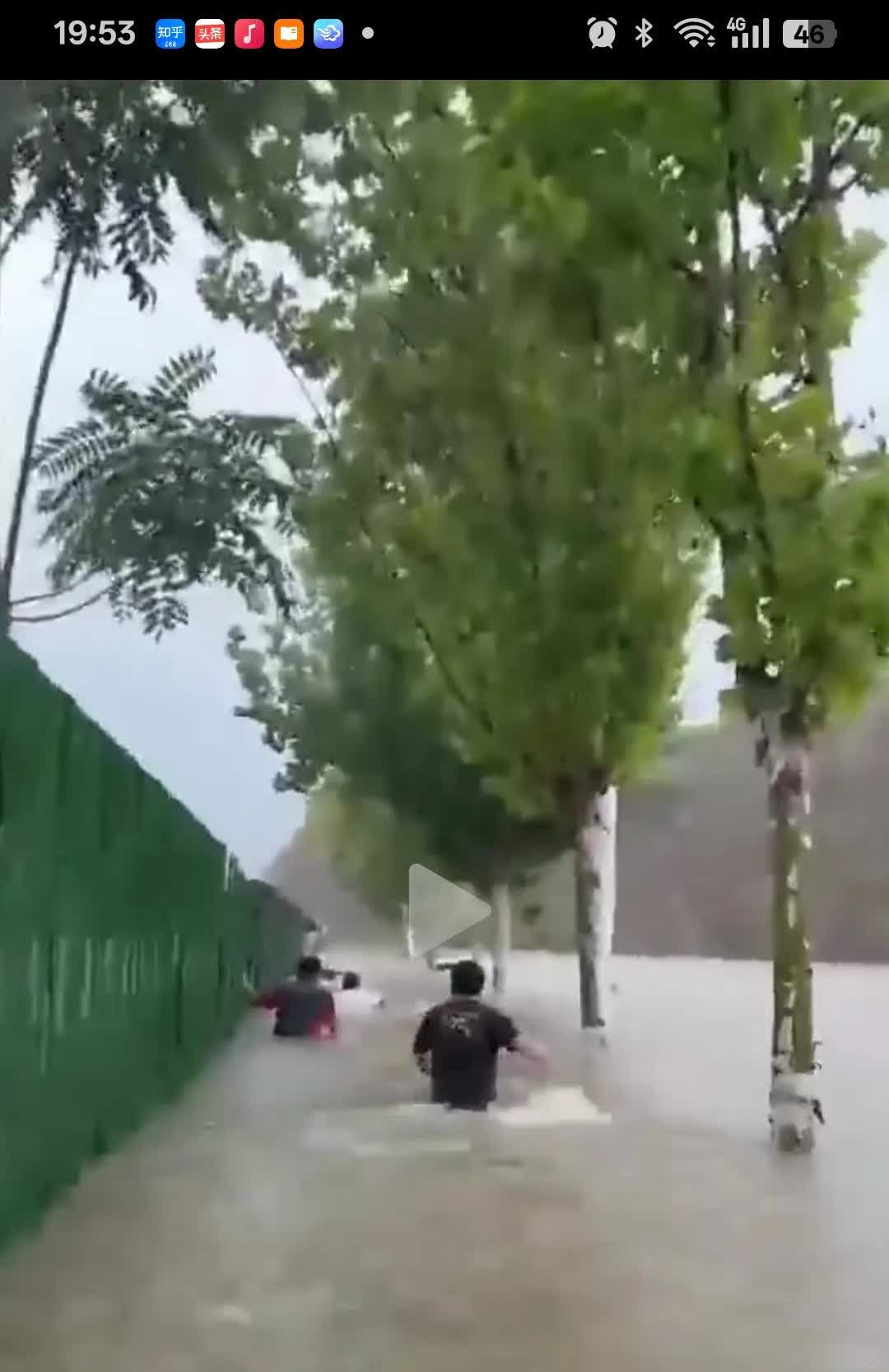 看哭了，河南南阳，洪水即将淹没车顶，女子却还困在里面。所幸附近的4S店工作人员闯