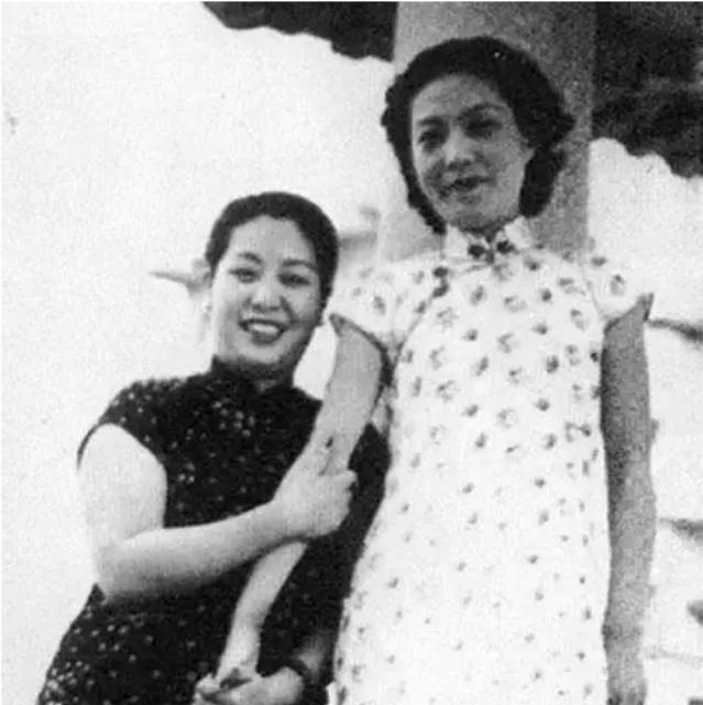 1965年，杜月笙的四姨太姚玉兰在外打牌时，顿感全身燥热，坐立难安，一时间她的心