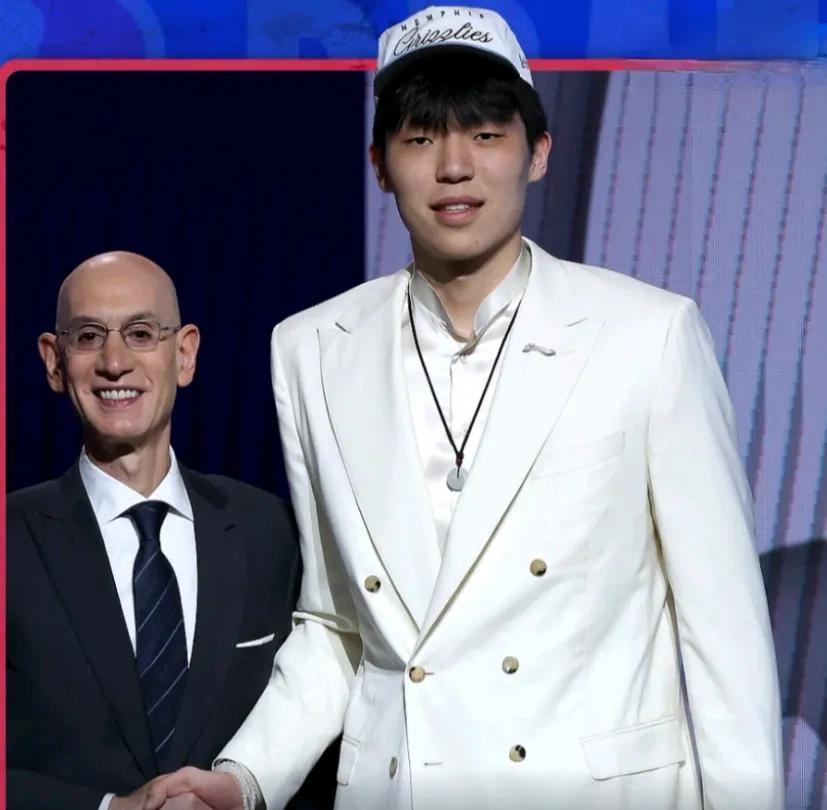 突来的惊喜，恭喜杨瀚森正式登入NBA
今日杨瀚森收到最珍贵的生日礼物
灰熊以16