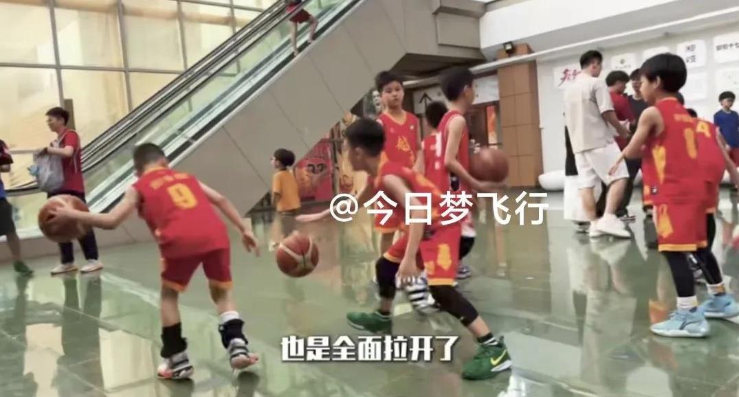 广体记者关辛到了中华广场！
五一假期，广东体育频道篮球专项记者关辛，来到了广州市