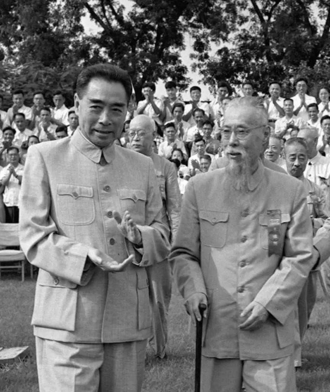 1956年8月，周恩来和马叙伦（右）的合影。马叙伦是中国民主促进会（民进）的主要