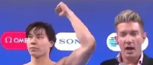 这真是霸气的一幕！

原来在新加坡游泳世锦赛男子蛙泳决赛，覃海洋为游泳队拿到首金