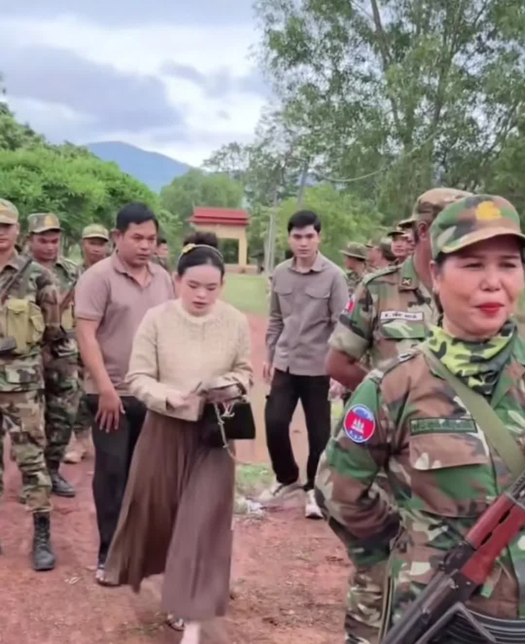柬网红给士兵发钱，柬埔寨网红和企业家为士兵发现金，鼓励士兵抵抗入侵者，网红挨个发